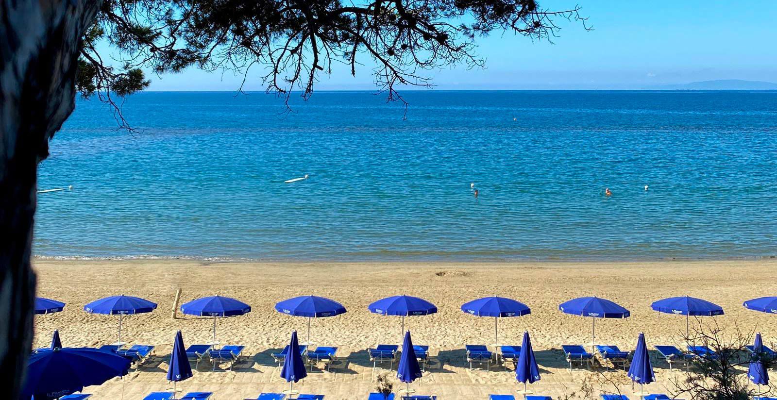Privatstrand des Resorts am Golf von Follonica