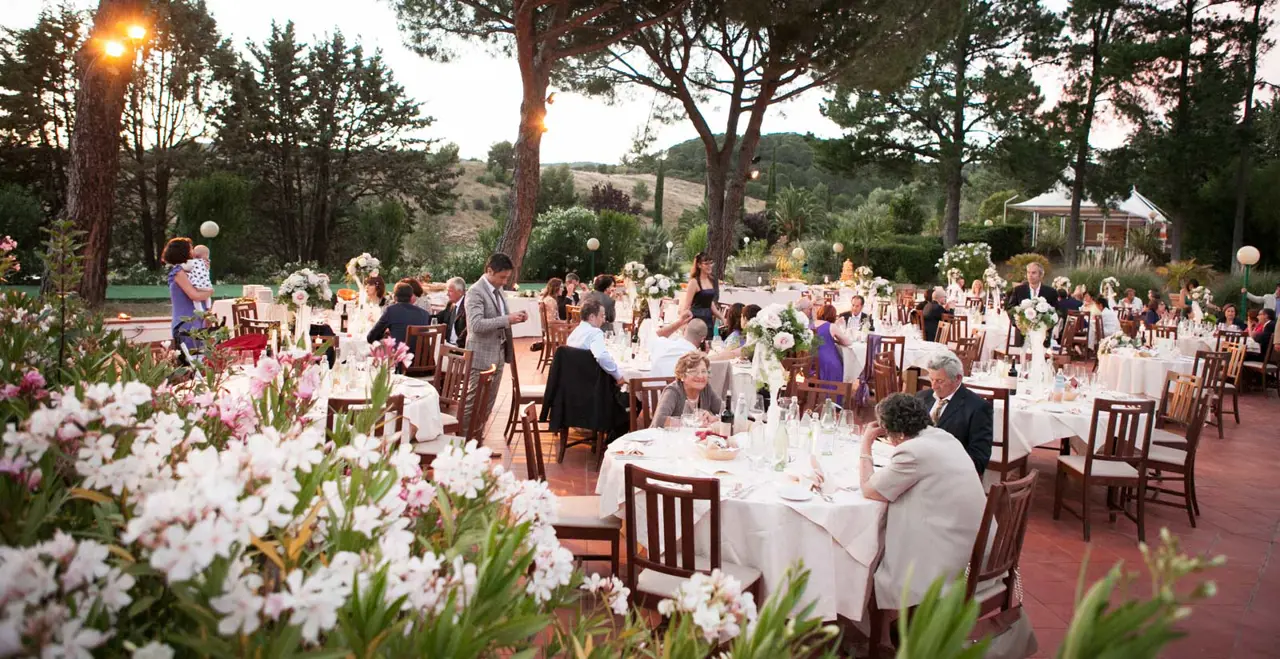 Tavola apparecchiata a festa nel ristorante del resort