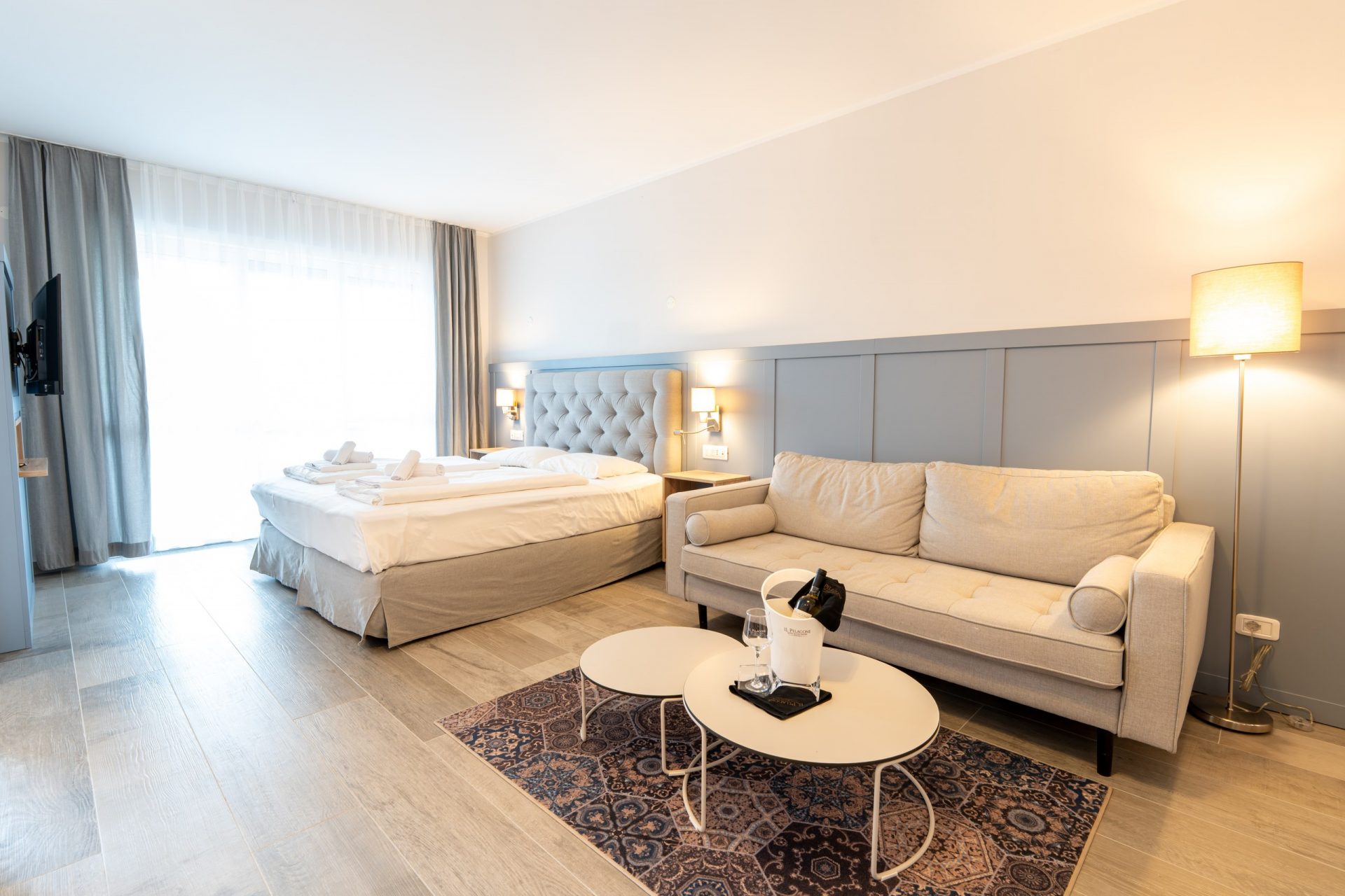Newly refurbished Deluxe apartment with double bed and seating area