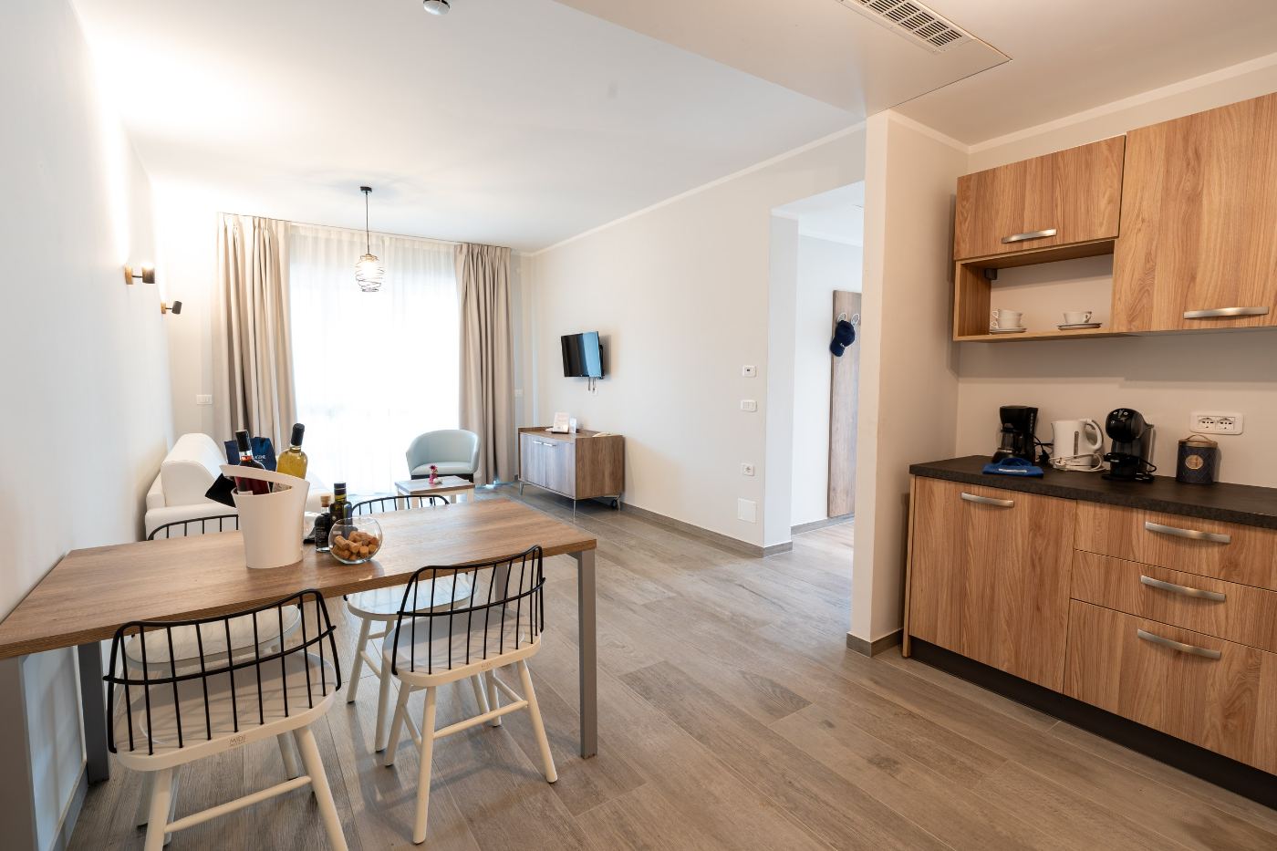 Wohnraum eines Zwei-Zimmer-Apartments mit Küchenzeile
