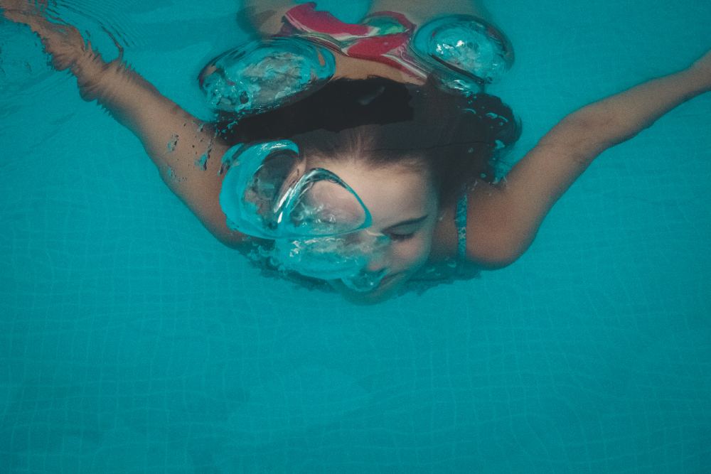 Kind taucht im Pool