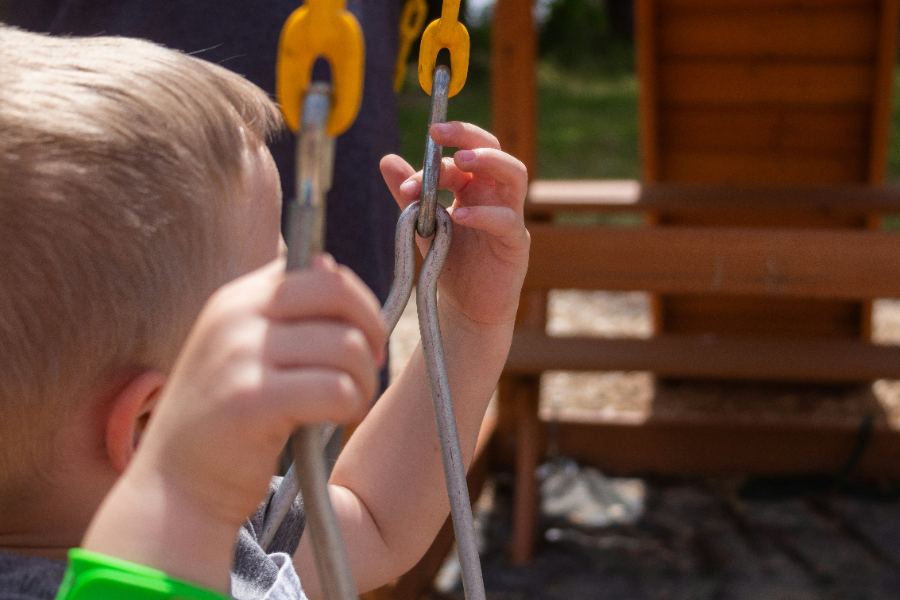 Kind auf der Schaukel am Spielplatz